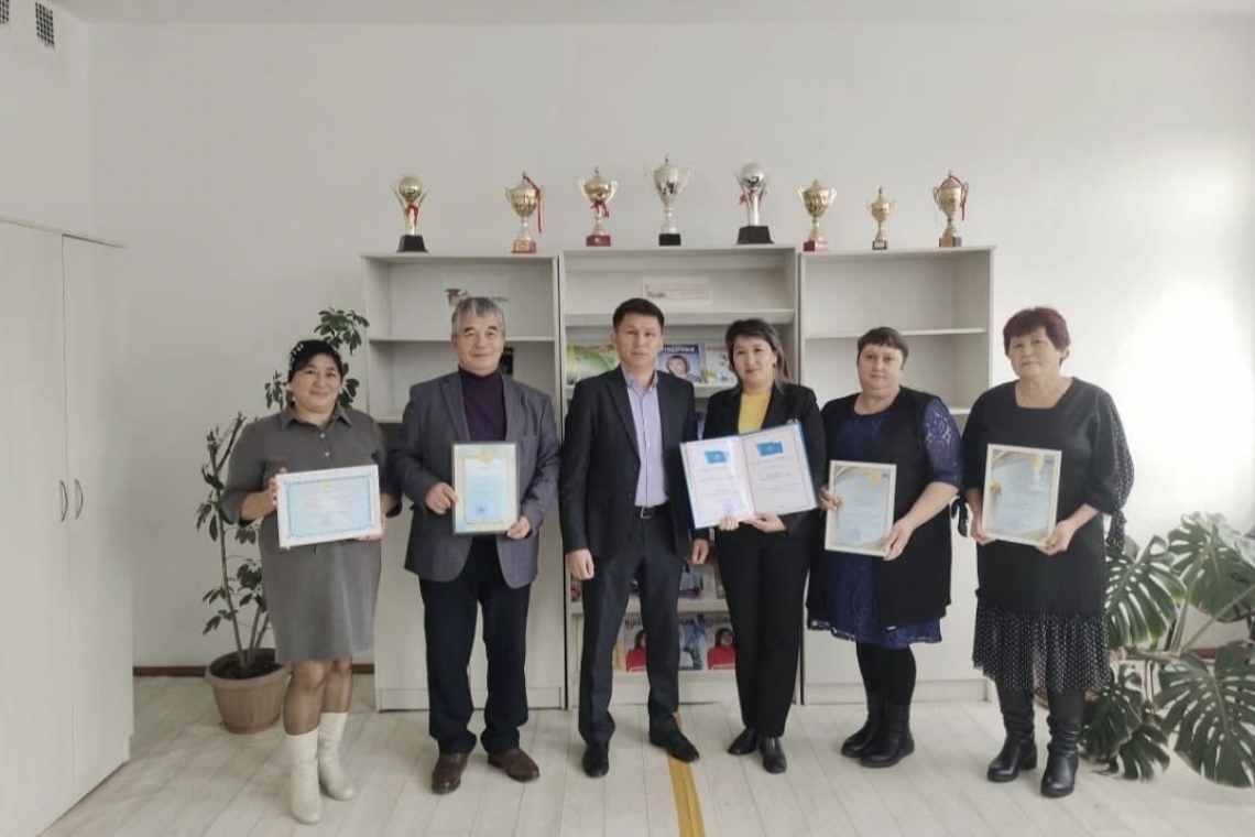 Мұғалімдер күні мерекесі қарсаңында «Лавров орта мектебі» КММ-нің  қызметкерлеріне аудандық және облыстық кәсіподақ филиалдары мен білім бөлімі тарапынан Құрмет грамоталары табысталды. Информатика пәнінің мұғалімі Г.А.Мукашева, бастауыш сынып мұғалімі Е.В