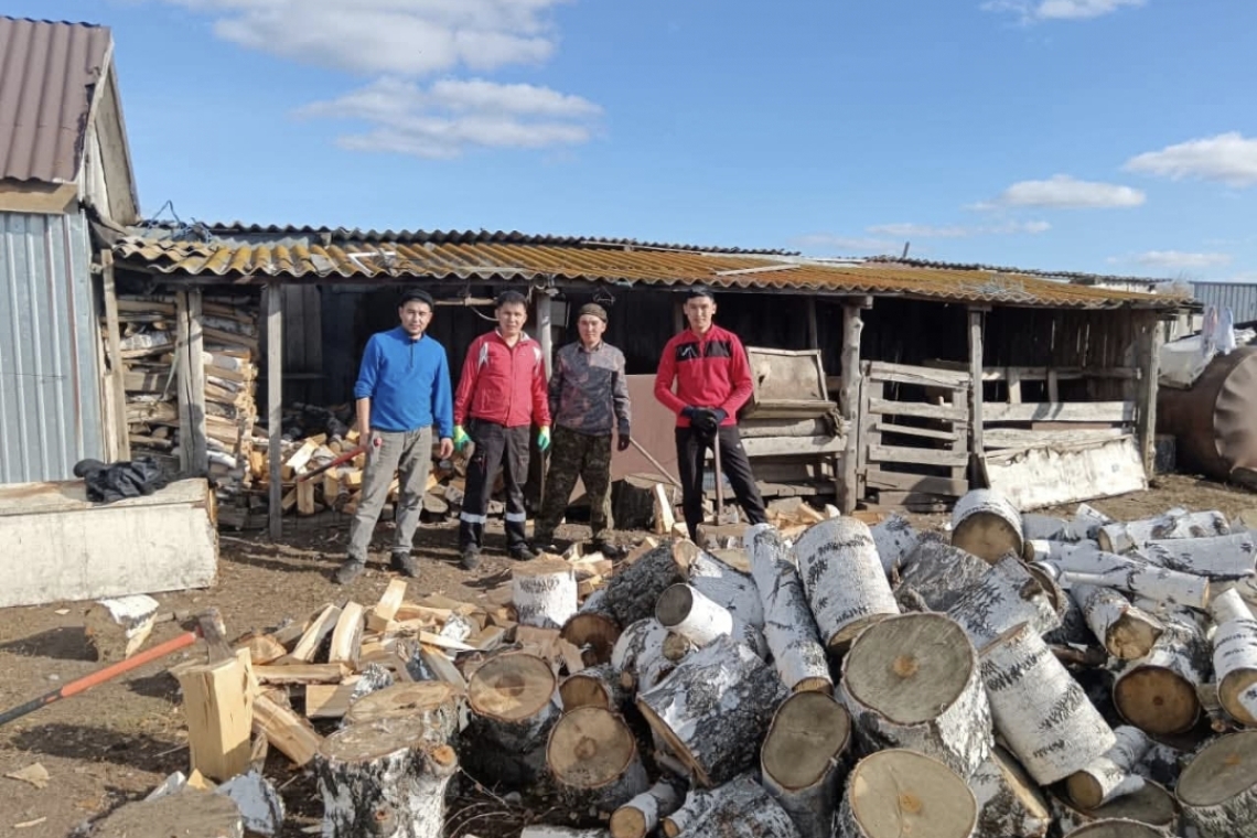 «Қамқор» жобасын жүзеге асыру мақсатында   "Лавровка орта мектебі" КММ-де  еріктілер қозғалысының белсенділері қарт адамдарға көмек көрсетуді жалғастыруда. Жобаның басты мақсаты – өсіп келе жатқан ұрпақтың бойында жауапкершілік сезімін, үлкендерге құрмет 