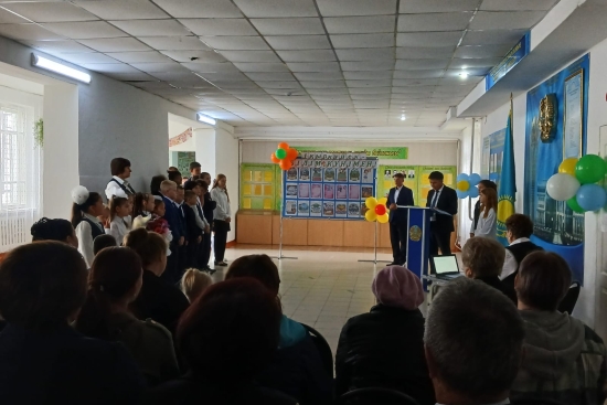 Торжественная линейка, посвящённая началу нового учебного года и Дню знаний.